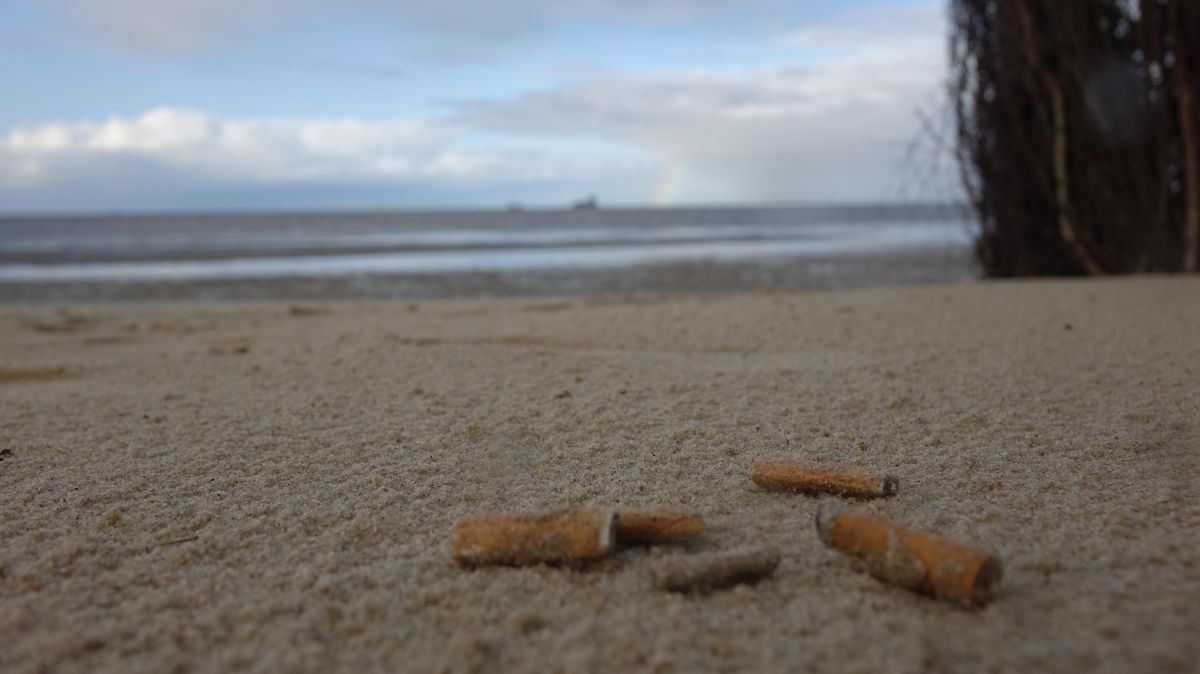 Zigarettenkippen am Strand sind für viele Strandbesucher ein Ärgernis - und für unsere Meere eine Gefahr. Foto: Wohltmann