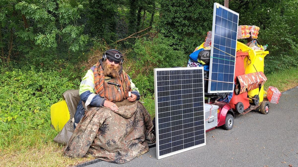 Marcel Suchomel wandert mit seinem elektrischen Rollstuhl und zwei Solarpanels durch das Cuxland. Foto: Jan Iven