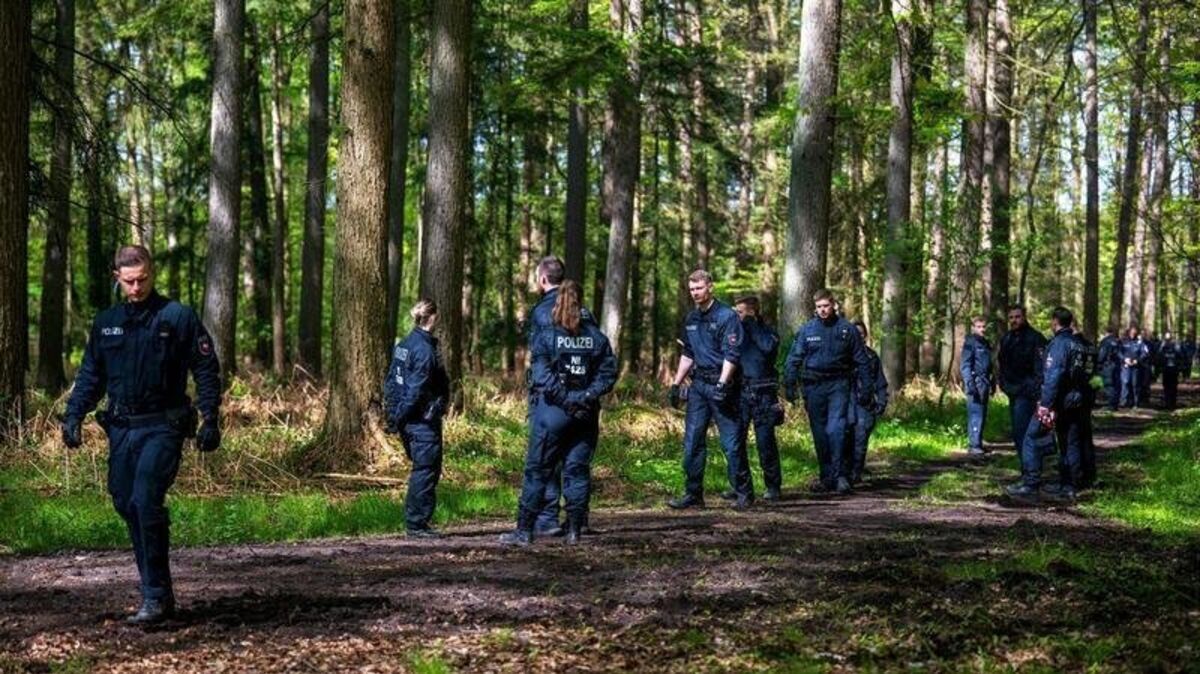 Einsatzkräfte suchen im niedersächsischen Bremervörde nach dem vermissten sechs Jahre alten Kind. Foto: Sina Schuldt/dpa