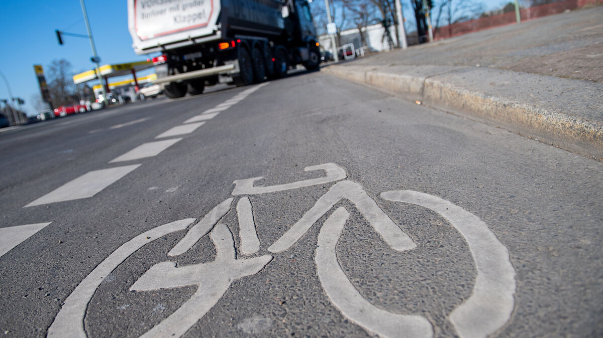 Die Polizei sucht nach Zeugen eines Vorfalls, bei dem eine Fahrradfahrerin in Cuxhaven von einem Bus touchiert wurde. Symbolfoto: Scheurer/dpa