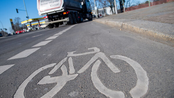 Unfallflucht in Cuxhaven-Duhnen: Fahrradfahrerin von Linienbus touchiert