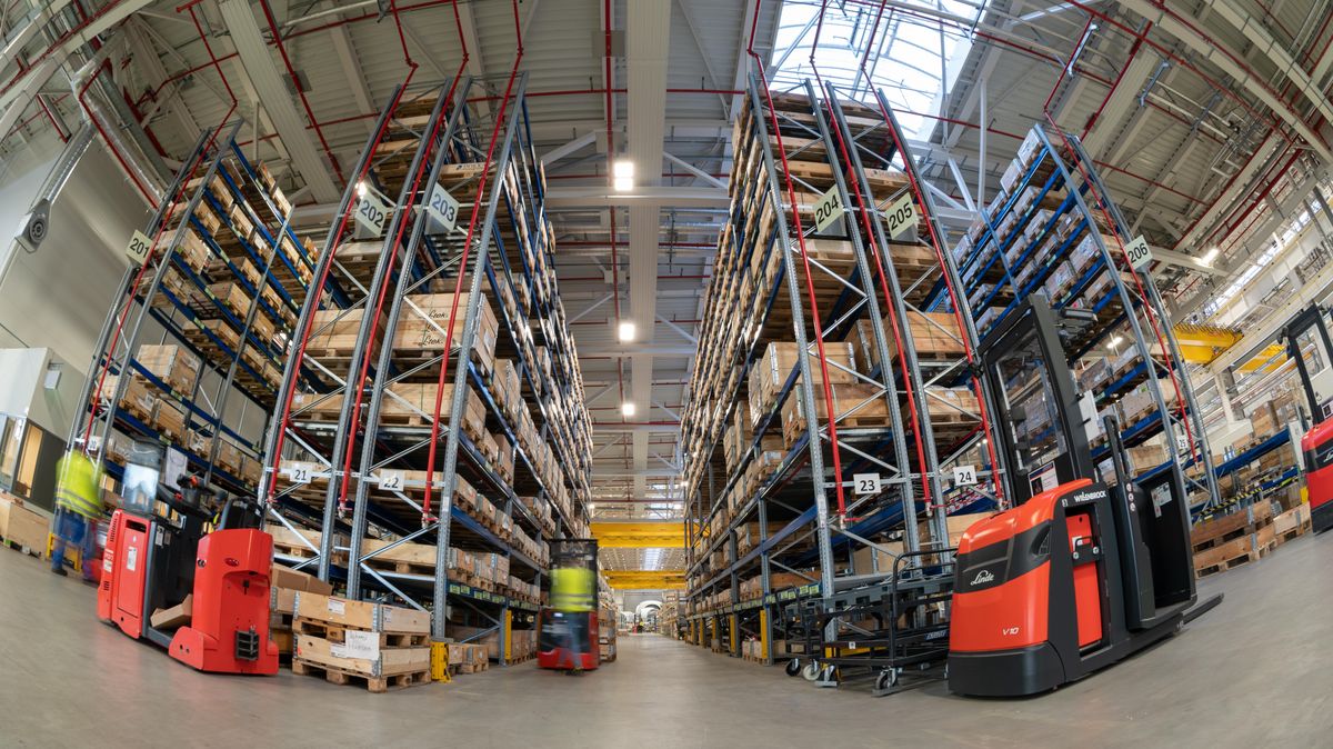 Das Lager wird von Mitarbeitern der Firma Stute Logistics organisiert. Hier werden die benötigten 56 000 Einzelteile, die einer Turbine verbaut werden, gesammelt und dann der Produktion zugeführt. Foto: Ulrich Wirrwa