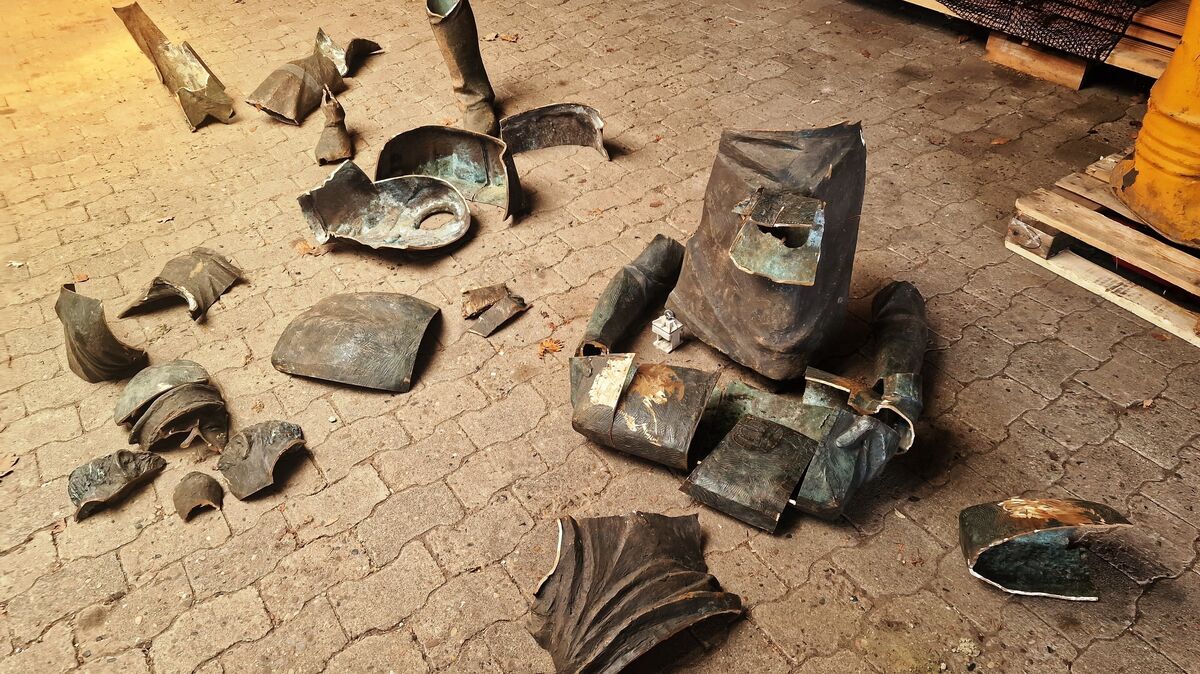 Vor zwei Jahren zerschnitten und zerstört: Nur noch einzelne Teile der Hemmoorer "Zementpacker"-Bronzeskulptur sind erhalten geblieben. Foto: Jürgen Lange