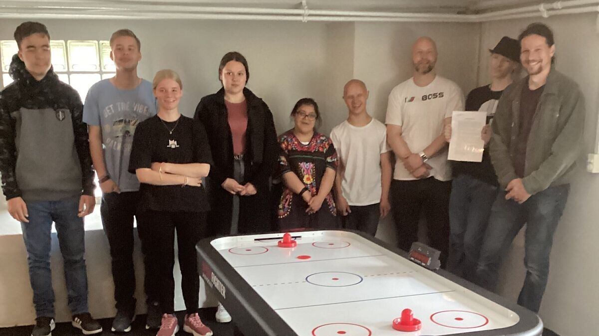 Das Ergebnis des Spendenflohmarkts ermöglichte es dem Förderverein, einen Airhockey-Tisch für den Pausenraum anzuschaffen. Foto: Schule am Meer