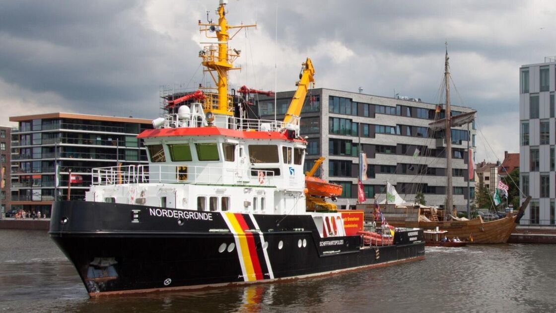 Viel los bei der Sail 2025: Schwimmer im Hafenbecken und Brand auf ...