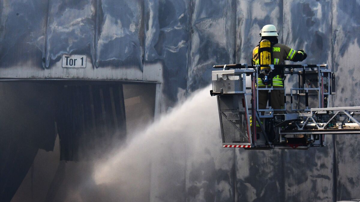 Bei einigen Brandeinsätzen sind Drehleitern unverzichtbar; so auch bei dem Großfeuer im August vergangenen Jahres bei einem Wohnmobilhändler in Lamstedt (Foto). Dort waren gleich zwei Drehleitern erforderlich, um das Feuer unter Kontrolle zu bringen. Archivfoto: Schröder
