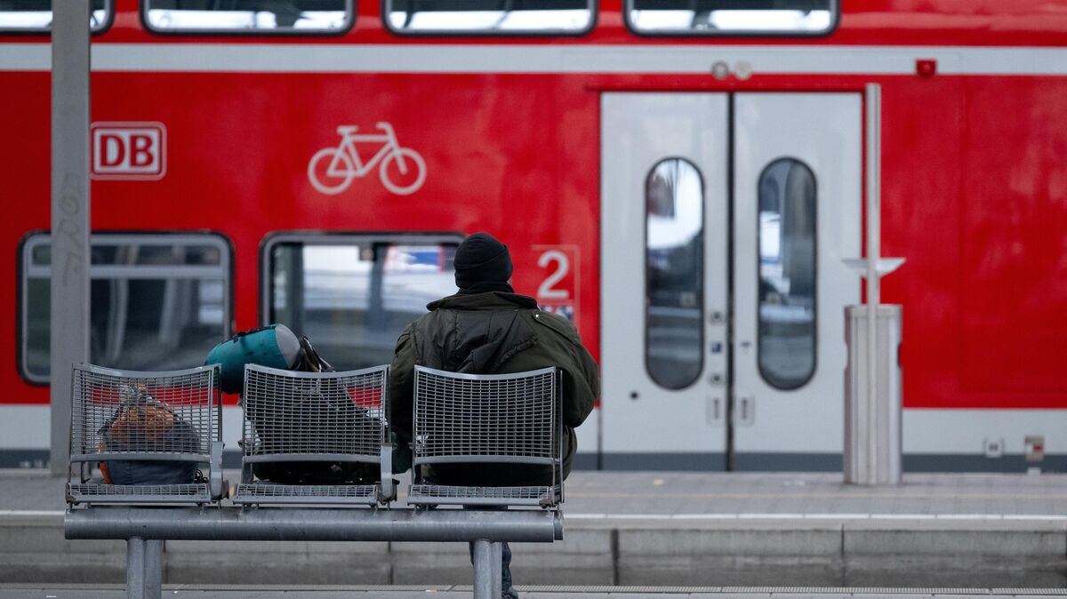 DB Regio wollte mit zusätzlichen Reserven für mehr Zuverlässigkeit zwischen Hamburg und Cuxhaven sorgen. Am ersten Wochenende strandeten Reisende jedoch stundenlang in Stade (Symbolbild). Foto: dpa/Hoppe