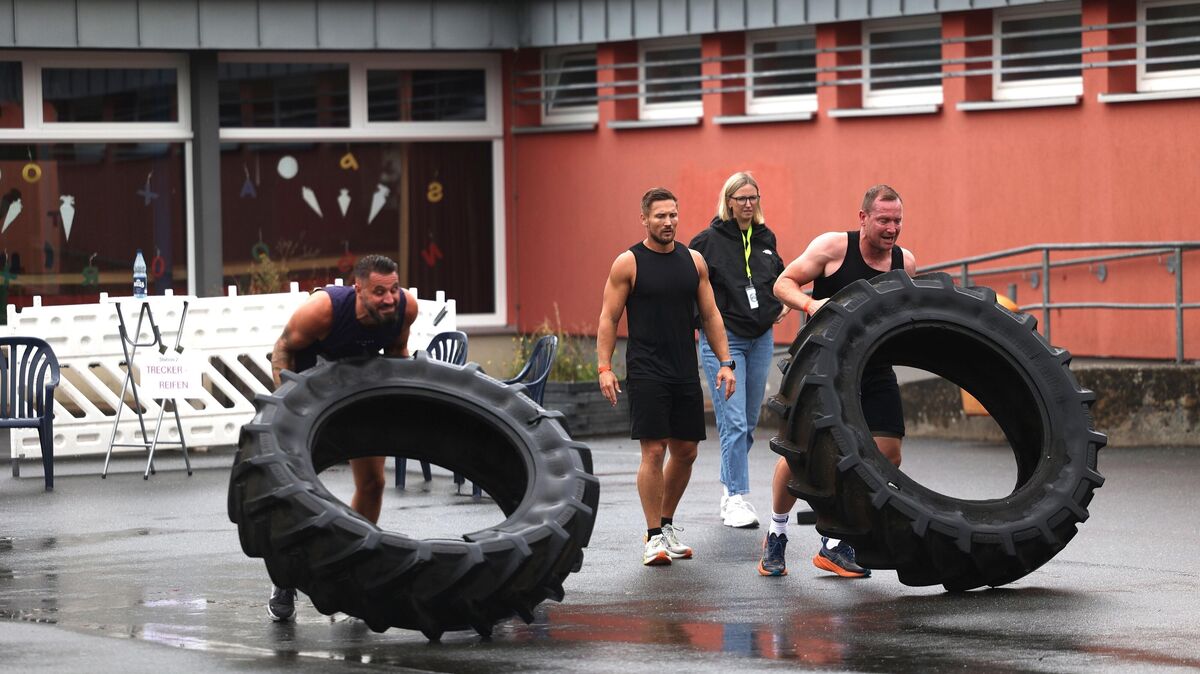 Dorf-Flair und Fitness in einem: Etwa 90 Kilogramm müssen beim Reifen-Flip zwölf Meter bewegt werden. Foto: Flottmann
