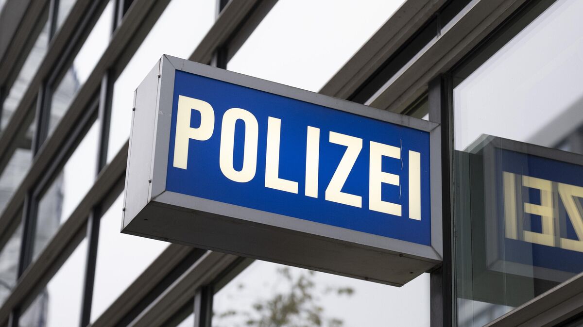 Für Demokratie und Menschenwürde: Die Polizeiinspektion Cuxhaven begleitet die Ausstellung „Erinnern heißt Kämpfen!“. Foto: Boris Roessler