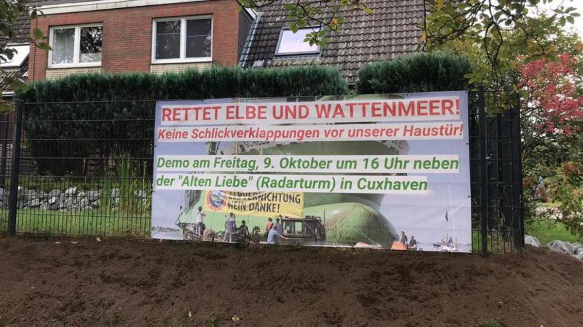 Die Cuxhavener Wattenschutz-Aktivistin Tanja Schlampp hat dafür gesorgt, dass an mehreren Stellen im Stadtgebiet (wie hier in Oxstedt) mit großen Transparenten auf die Demonstration hingewiesen wird. Foto: red