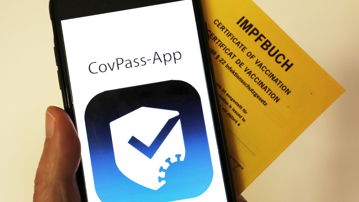 Von einer Corona-Infektion genesene Bürgerinnen und Bürger können sich ab sofort einen digitalen Impfpass im Kreis Cuxhaven ausstellen lassen. Foto: Berg/dpa