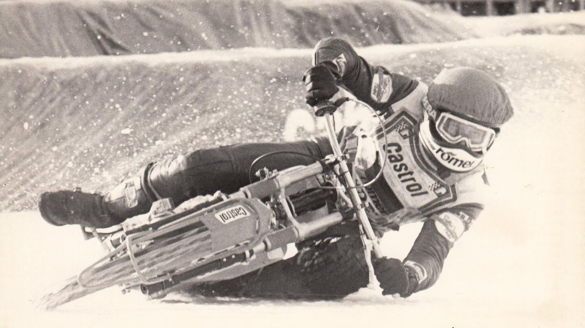 Gunter Brandt in seinem Element: Mit seinem Motorrad liegt er bei hohen Geschwindigkeiten fast auf dem Eis. In den 1980er Jahren war der Baljer einer der besten Rennfahrer Deutschlands.