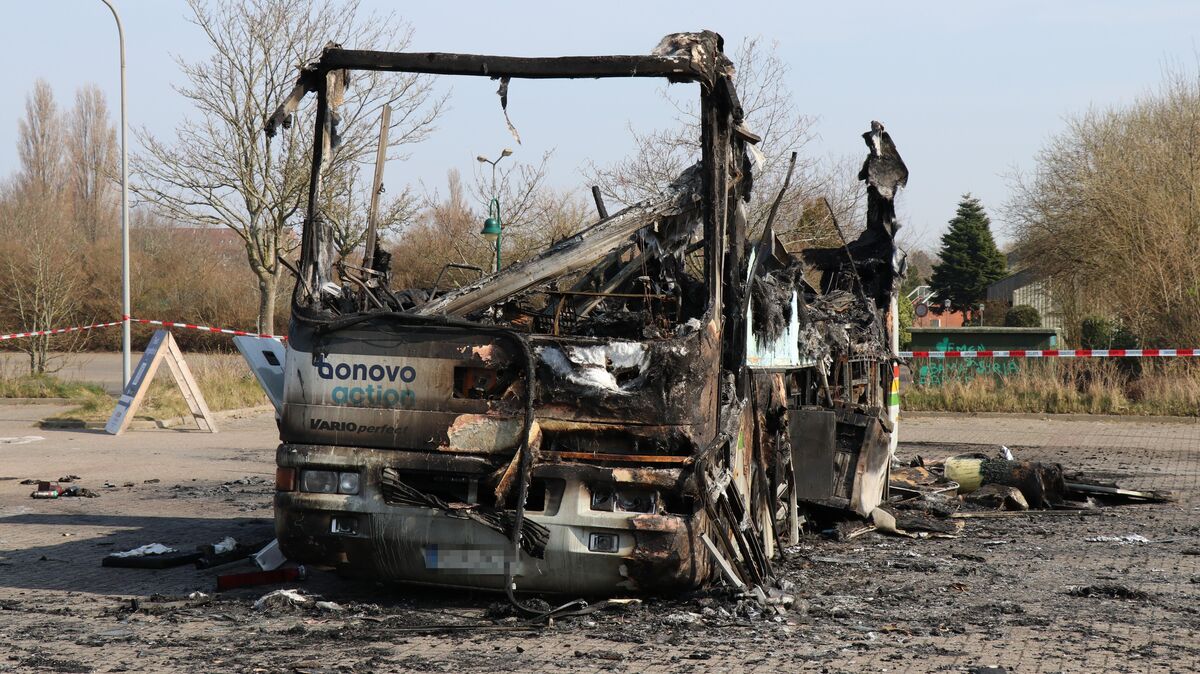 Die Ermittlungen der Polizei Cuxhaven zur Brandursache für das Feuer beim Corona-Testzentrum auf dem Parkplatz des Kreishauses Cuxhaven dauern an. Foto: Mangels