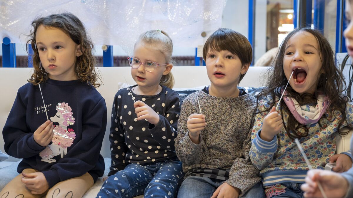 Die Testpflicht in Schulen und Kitas gilt ab Montag nicht mehr - freiwillig können Eltern ihre Kinder trotzdem weiter auf das Coronavirus testen. Foto: dpa/Peter Kneffel