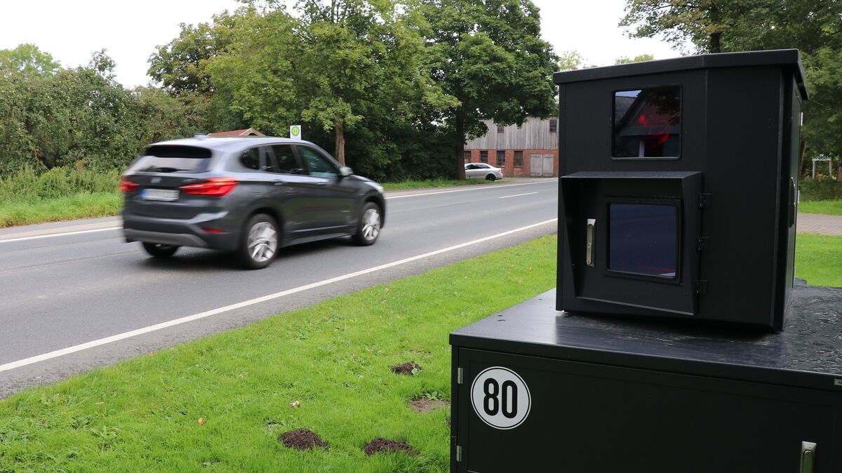 Immer wieder steht der Blitzer-Anhänger an der B 73 an verschiedenen Stellen. In diesem Jahr soll eine Messsäule in Hechthausen installiert werden. Foto: Mangels