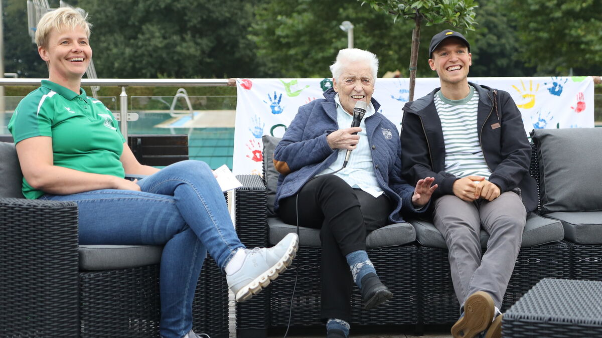 Olympiasieger Lasse Lührs schaute in seiner Heimat Wingst vorbei, stand dort neben Katrin Katt vom VfL Wingst auch plötzlich seiner Großmutter auf dem Sofa Rede und Antwort. Foto: Unruh