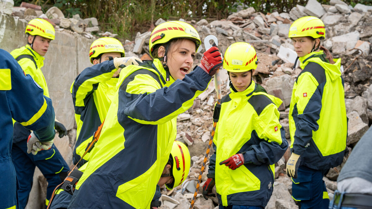 Menschen aus zerstörten Gebäuden retten? Für Ukrainerinnen und Ukrainer ist das Alltag geworden. Deutsche Kameraden des Technischen Hilfswerks (THW) unterstützen nun ihre Ausbildung in Cuxhaven. Foto: THW-Jugend / Hofmann