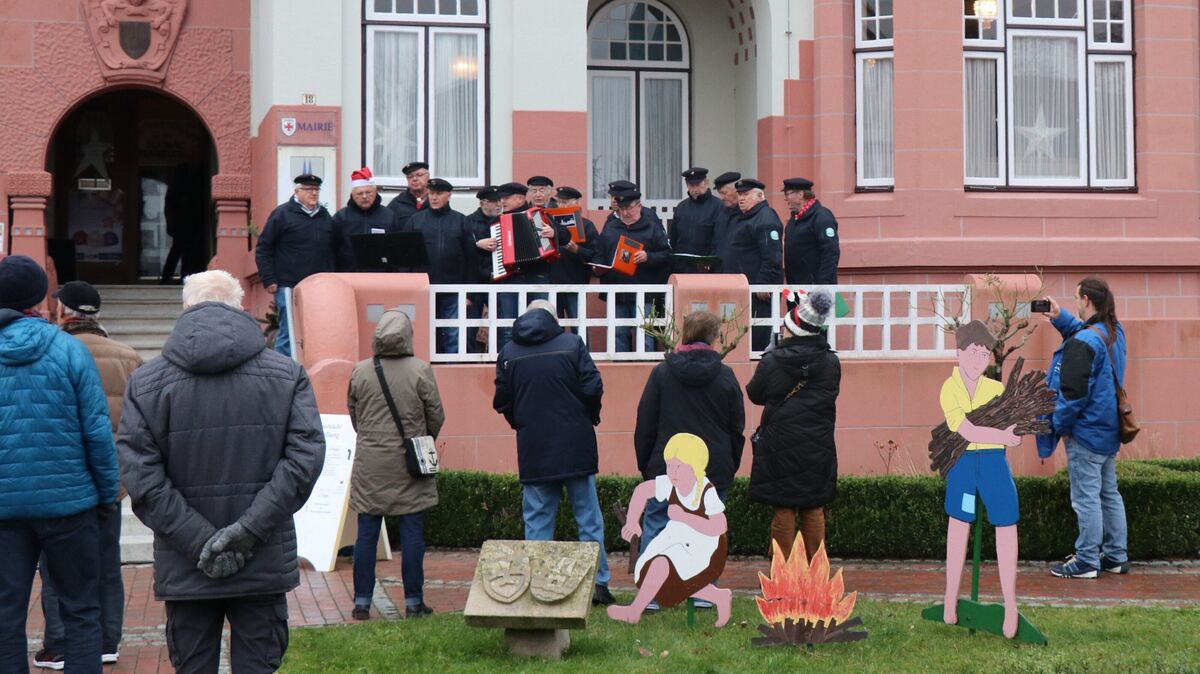Der Olenbrocker Schlüsenchor trägt zur musikalischen Umrahmung des Altenbrucher Weihnachtsmarktes an der Villa Gehben bei. Foto: Mangels