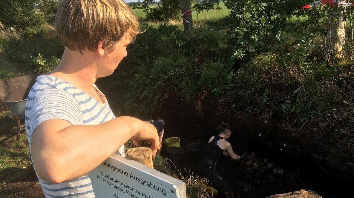 Prähistorikerin Anja Behrens vor einer vom Moor überwucherten Zeitkapsel aus der Steinzeit. Ab 7. Juli beginnt eine erneute Grabungskampagne in Wanna-Ahlenfalkenberg. Archivfoto: Kramp