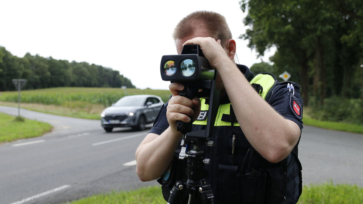 Kontrollstelle des Polizeikommissariats an der L116: Mit einem Laser-Messgerät peilt Polizeioberkommissar Heuser ein herannahendes Fahrzeug an. Foto: Koppe