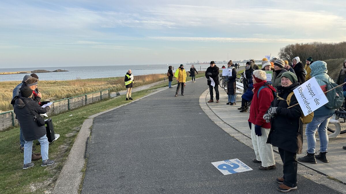 Protestierende bei der Mahnwache gegen die Elbvertiefung am Jonathan-Zenneck-Denkmal in Cuxhaven.