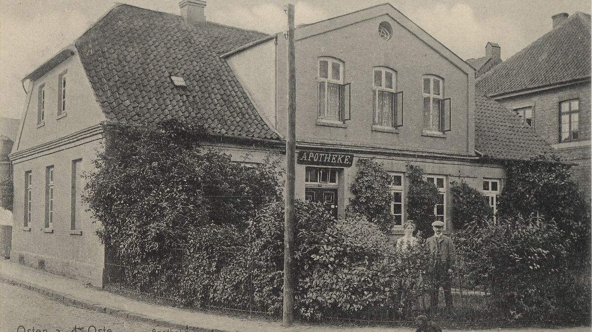 Die Einhorn-Apotheke in Osten verfügt über eine lange Tradition. Das Foto zeigt die Apotheke um 1913. Foto: Ralf Krüger