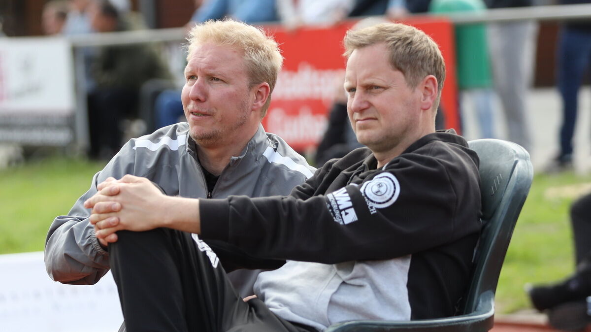 FC Cuxhavens Trainer Timo Szybora und sein Co-Trainer Kai Dombrowski können am Sonntag mit einem Auswärtssieg in Kührstedt den vorzeitigen Meistertitel in der Bezirksliga feiern. Foto: Unruh