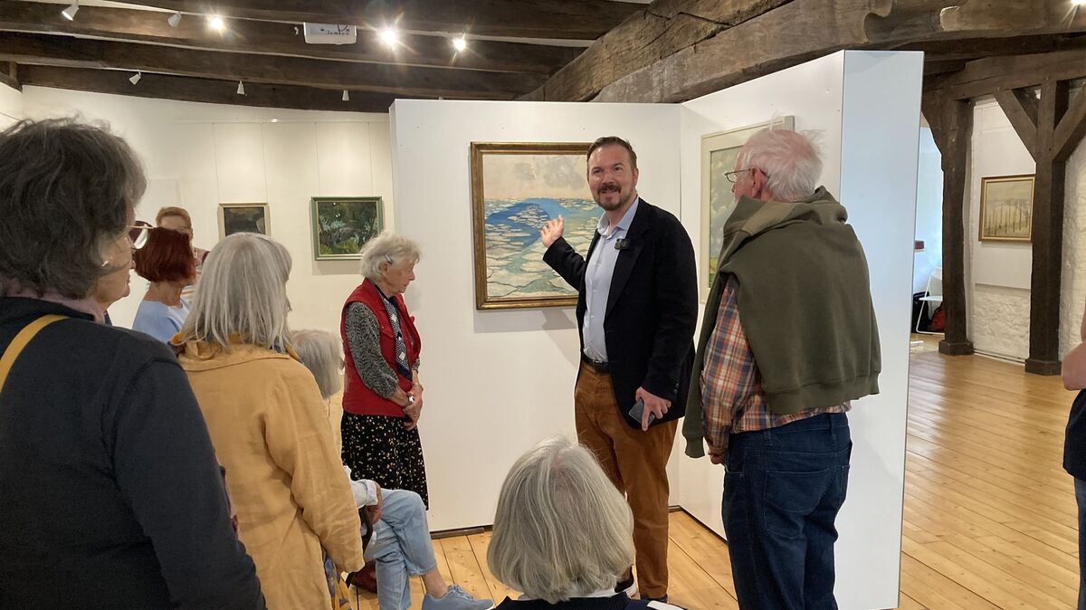 Besucher lauschen gespannt den Erläuterungen des Kunsthistorikers Wilko Austermann zur Ringelnatz-Gemälde-Ausstellung im Schloss Ritzebüttel. Am Donnerstag, 9. Juli, um 11 Uhr führt der Kunstkenner letztmalig durch die Cuxhavener Ausstellung.