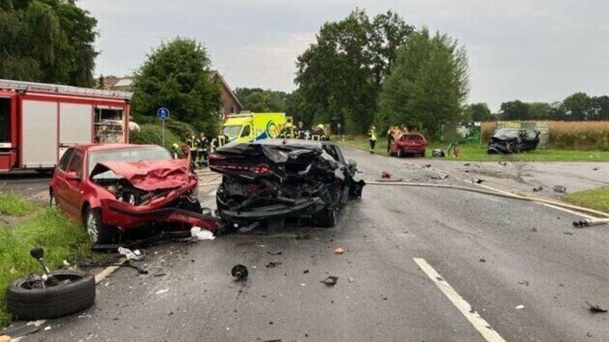 Schwerer Verkehrsunfall auf der L135: Vier Fahrzeuge kollidieren, mehrere Menschen schwer verletzt. Rettungskräfte im Einsatz, die Straße bleibt gesperrt. Foto: Polizeiinspektion Cuxhaven