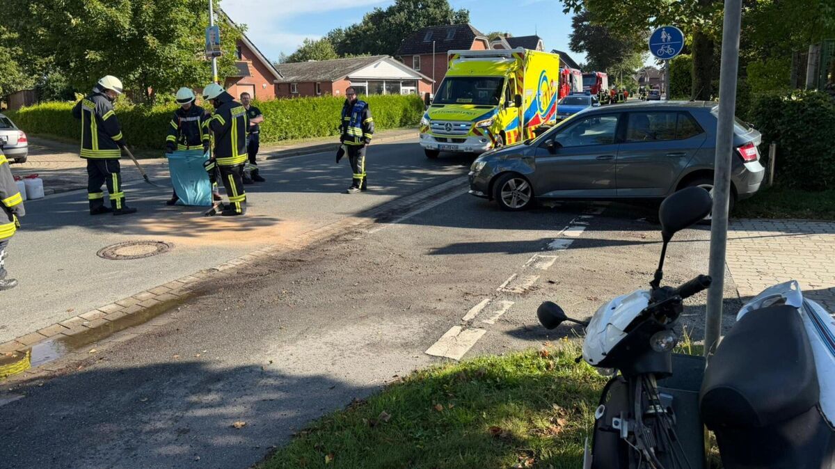Einsatzkräfte sichern die Unfallstelle an der Langenstraße Ecke Dr.-Hermann-Plettrichs-Weg, wo ein Motorroller (im Bildvordergrund) und ein Auto (im Bildhintergrund) zusammengestoßen sind. Foto: Feuerwehr