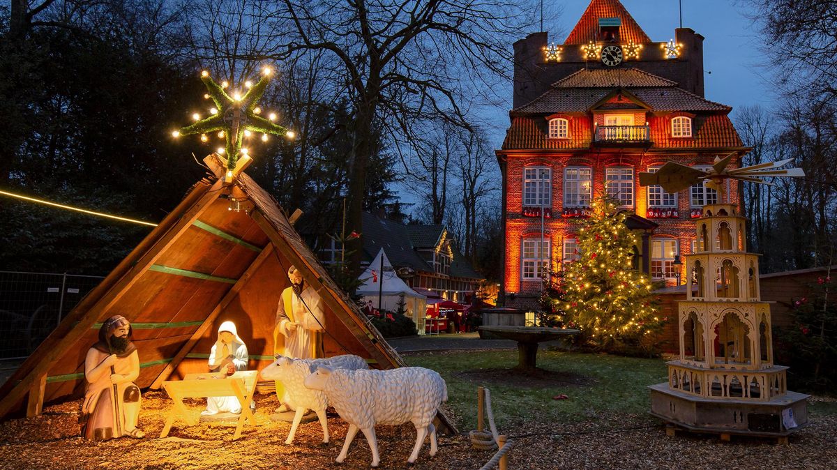 Die Krippe vor dem Weihnachtsmarkt am Schloss Ritzebüttel. Alle Jahre wieder erweckt das stimmungsvolle Bild nostalgische Gefühle. Fotos: Adelmann