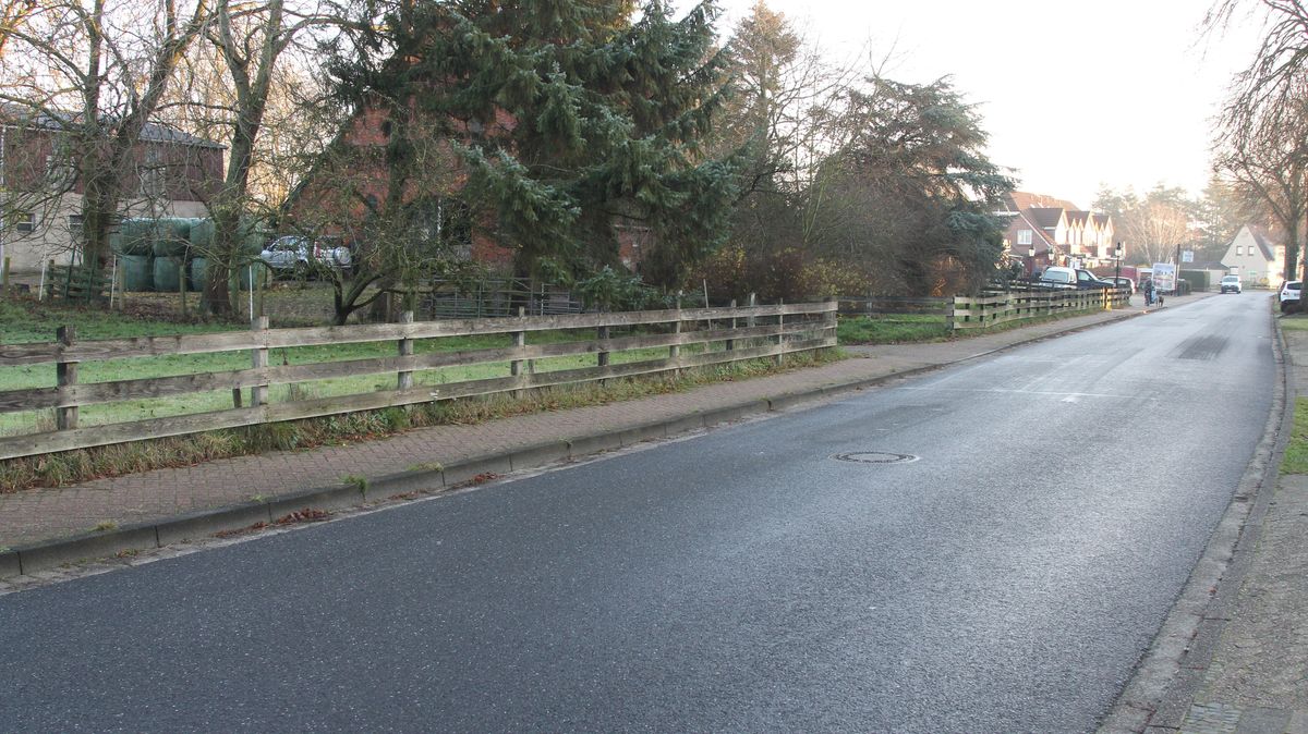 Straße "Am Altenwalder Bahnhof": Hier soll das Mehr- und das Einfamilienhausquartier angebunden werden.