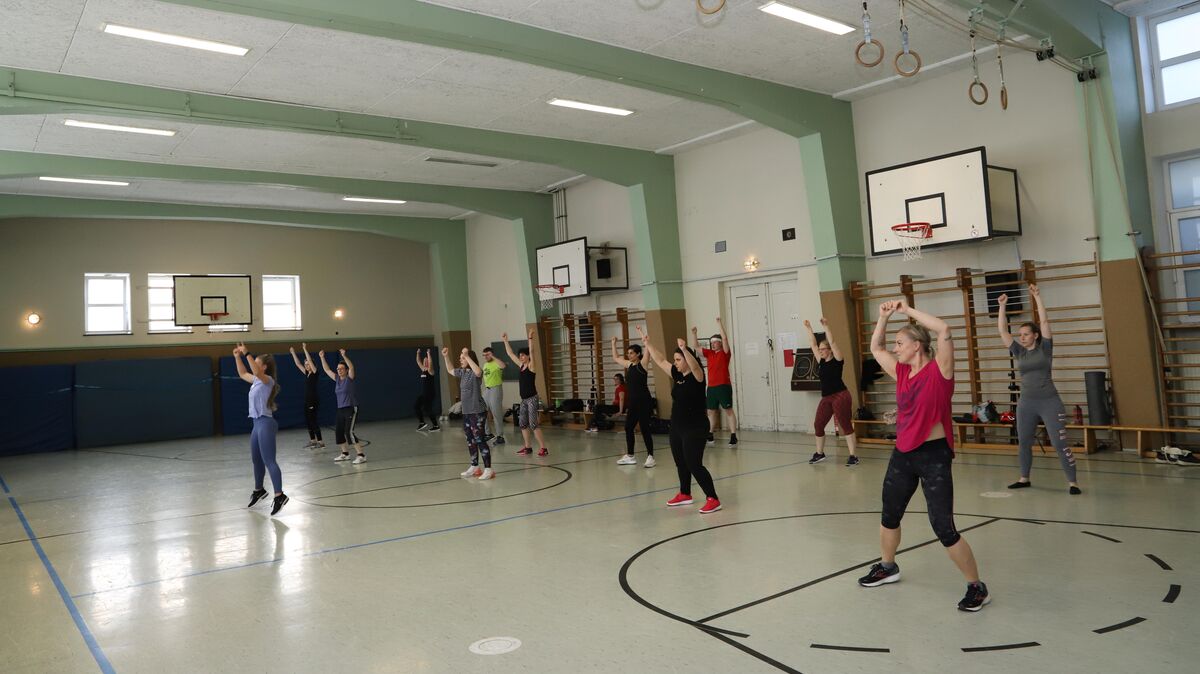 Beim Latin Fitness sind die Teilnehmerinnen und Teilnehmer voll in ihrem Element. Foto: Witthohn