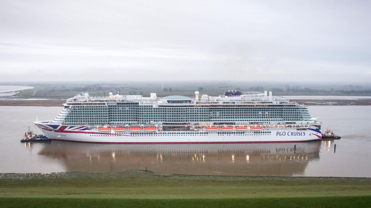 Das neue Kreuzfahrtschiff "Iona" bei der Fahrt auf der Ems. Die "Iona" ist mit 184.700 BRZ das größte bislang bei Meyer gebaute Schiff. Foto: Sina Schuldt/dpa