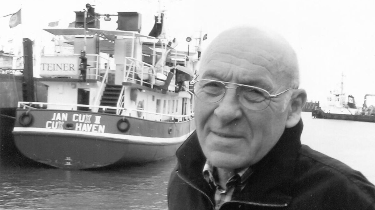 Fischer, Reeder und Kaufmann Bruno Detzkeit ist am 9. Januar im Alter von 88 Jahren gestorben. Im Hintergrund die "Jan Cux II" der von ihm gegründeten Reederei NARG. Foto: red