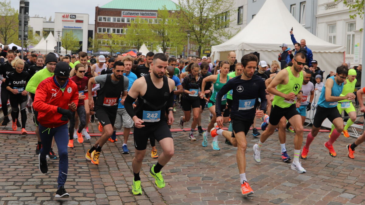 Zum mittlerweile 18. Mal starten hunderte Läuferinnen und Läufer in diesem Jahr beim Cuxhavener Sparkassen Marathon. Foto: Witthohn