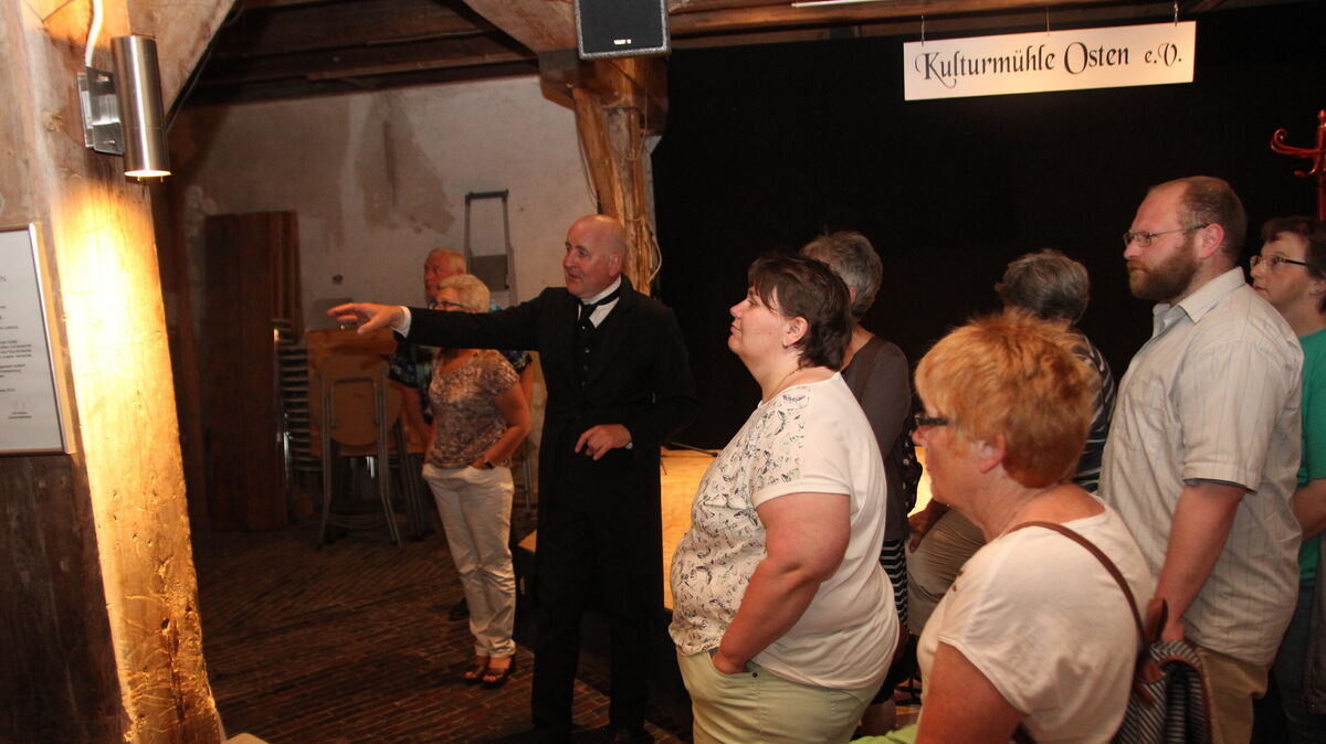 Stilecht und seriös, aber immer interessant und auch humorvoll: So präsentiert Ostens Ortsheimatpfleger Frank Auf dem Felde auch in diesem Jahr wieder seine historischen Führungen. Foto: Grewe