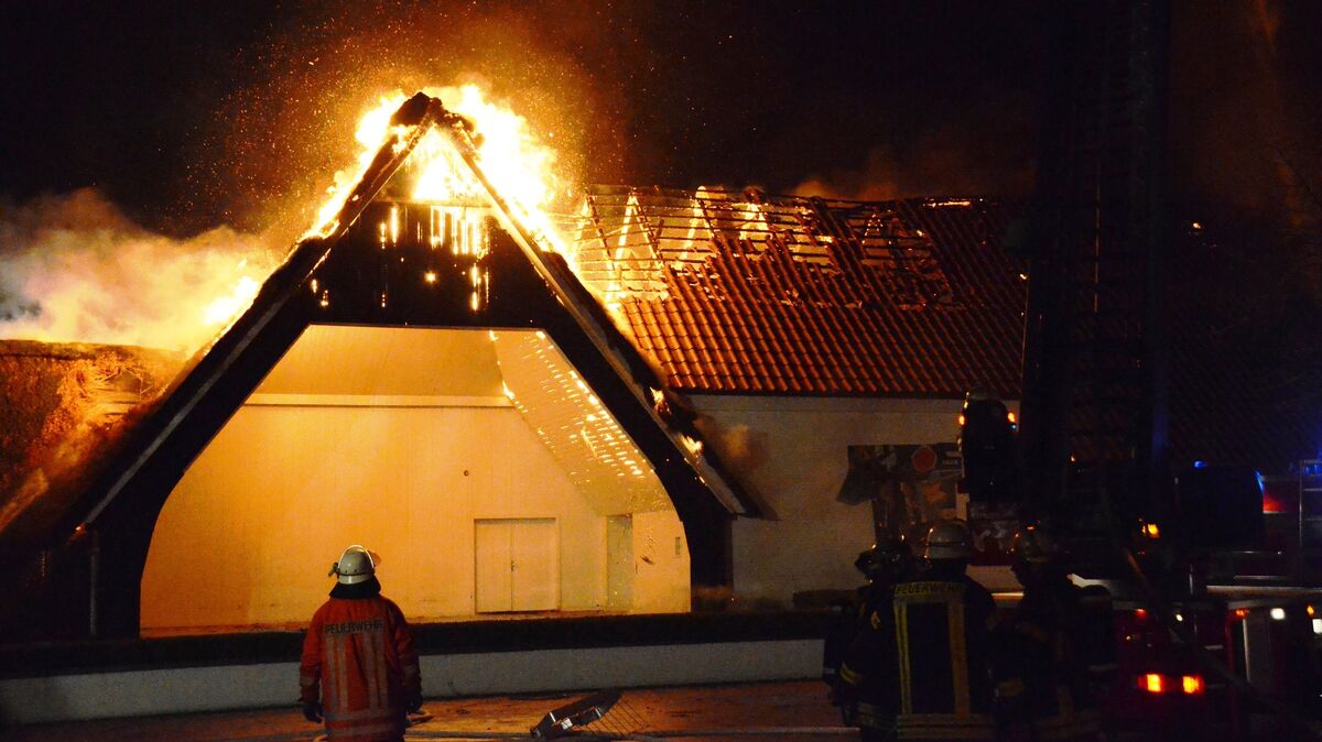Spektakulärer Einsatz in der Silvesternacht 2014/15 an der Kurparkhalle in Cuxhaven. Foto: Rohde
