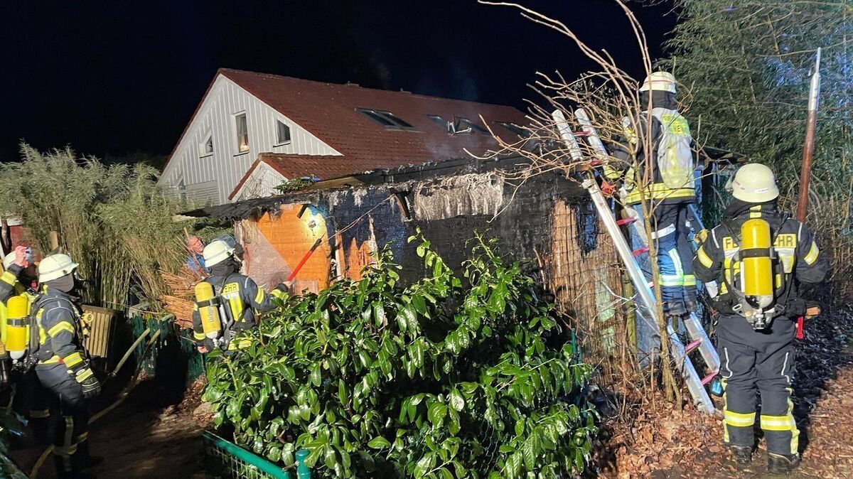 Unter schwerem Atemschutz mussten die Einsatzkräfte das gedämmte Dach öffnen und entfernen. Foto: Lange