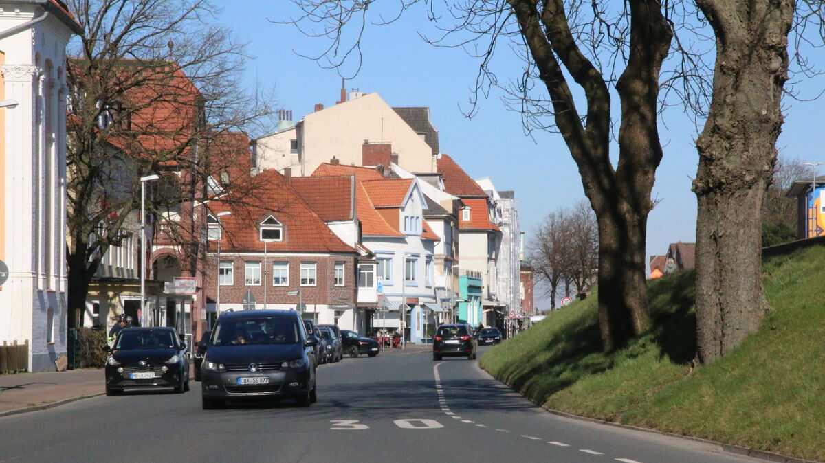 Die Deichstraße heute: in Kürze eine Baustelle, bald eine gestaltete Fahrradstraße - doch ohne Fernwärme. Foto: Potschka