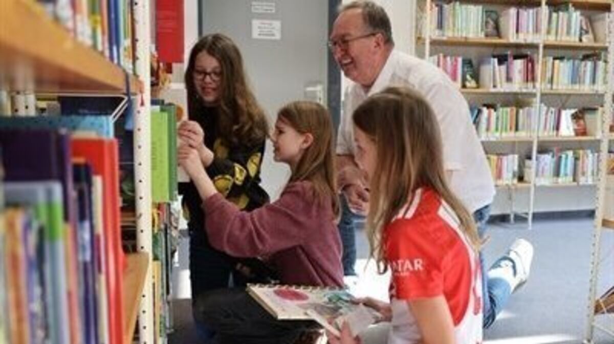 Cuxhavens Oberbürgermeister Uwe Santjer wollte den Actionbound - hier bei einem Bücherrätsel - selbst erleben und schloss sich kurzerhand mit viel Spaß einer Gruppe an. Foto: Stadt Cuxhaven