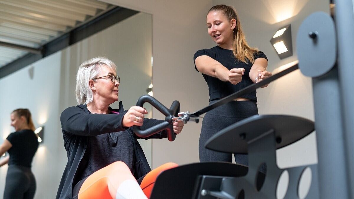 Rückenstärkung, Stressmanagement, gesunde Ernährung, ergänzt durch das Training unter Anleitung unter dem Motto „Länger leben und aktiv bleiben“ - ein Angebot des Outfit Cuxhaven in Zusammenarbeit mit den Krankenkassen. Foto: Outfit