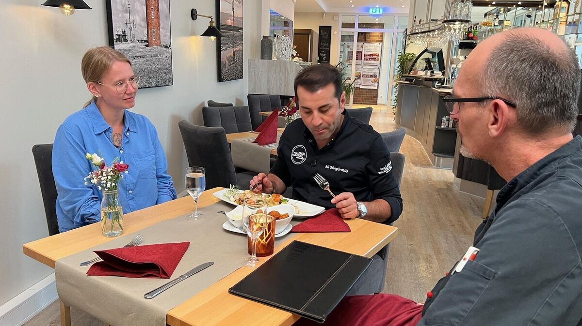 Tipps vom Profi: Sternekoch Ali Güngörmüs verkostet den Fischteller des „MarC 5“ in Cadenberge vor den Augen von Gastgeberin Dominique und Küchenchef Torsten. Foto: Just Friends Productions