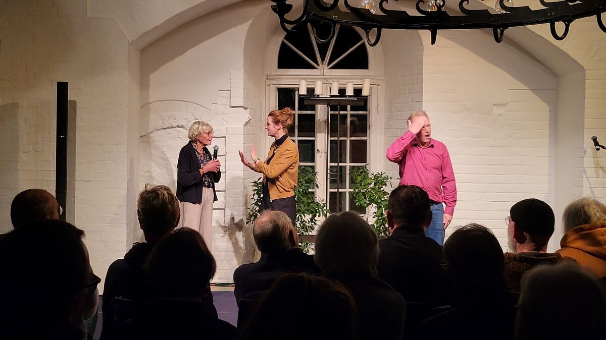 Instant Impro eröffnet die Vernissage im Schloss Ritzebüttel. Carola Jahn-Schüßler von Quadrat gemeinsam mit Juliane Behneke und Norman Böttger von Instant Impro. Foto: Märthe Werder