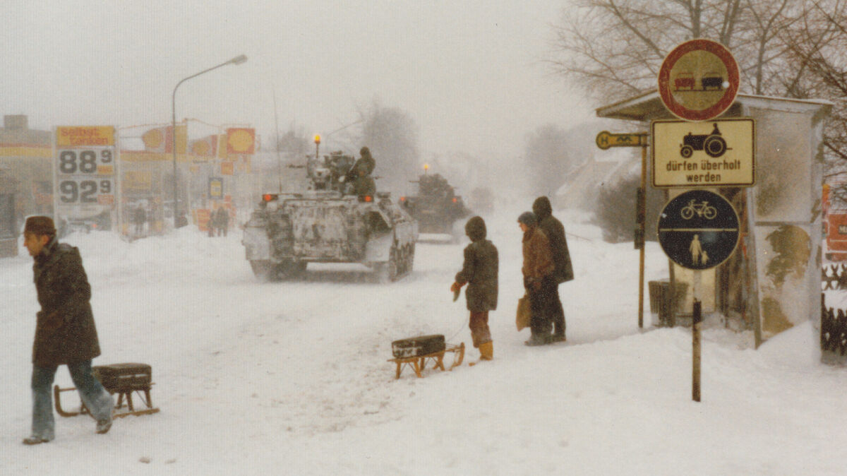 Bundeswehr-Einheiten aus Altenwalde setzten sich mehrfach bei Naturkatastrophen für den Schutz der Cuxhavener Bevölkerung ein. Bei der  Schneekatastrophe im Jahr 1979 machten Panzergrenadiere (hier auf der Hauptstraße) den Weg nach Cuxhaven frei. Foto: Sammlung Ortsrat Altenwalde