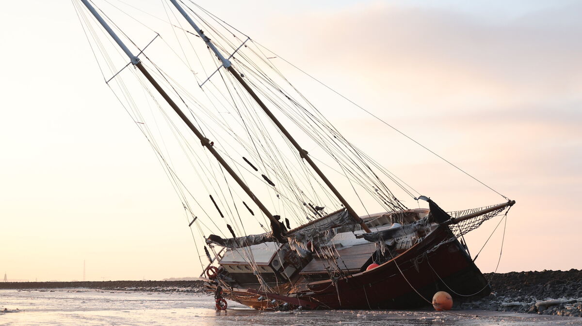 Das Traditionsschiff „Ethel von Brixham“ liegt seit einer Woche am Leitdamm vor Cuxhaven. Foto: Larschow