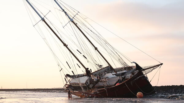 Havarierte "Ethel von Brixham" liegt vor Cuxhaven: Eigner lässt Frist verstreichen
