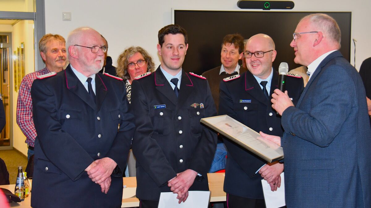 Der Hemmoorer Samtgemeindebürgermeister Jan Tiedemann (r.) verpflichtete auf der Sitzung des Samtgemeinderates nicht nur Hauke Baumgarten (2.v.r.) zum neuen Klinter Ortsbrandmeister sowie Janik Zastrow (2.v.l.) zu dessen Stellvertreter, sondern überreichte Andreas Tiedemann auch die "Ehrenortsbrandmeister"-Urkunde. Foto: Schröder
