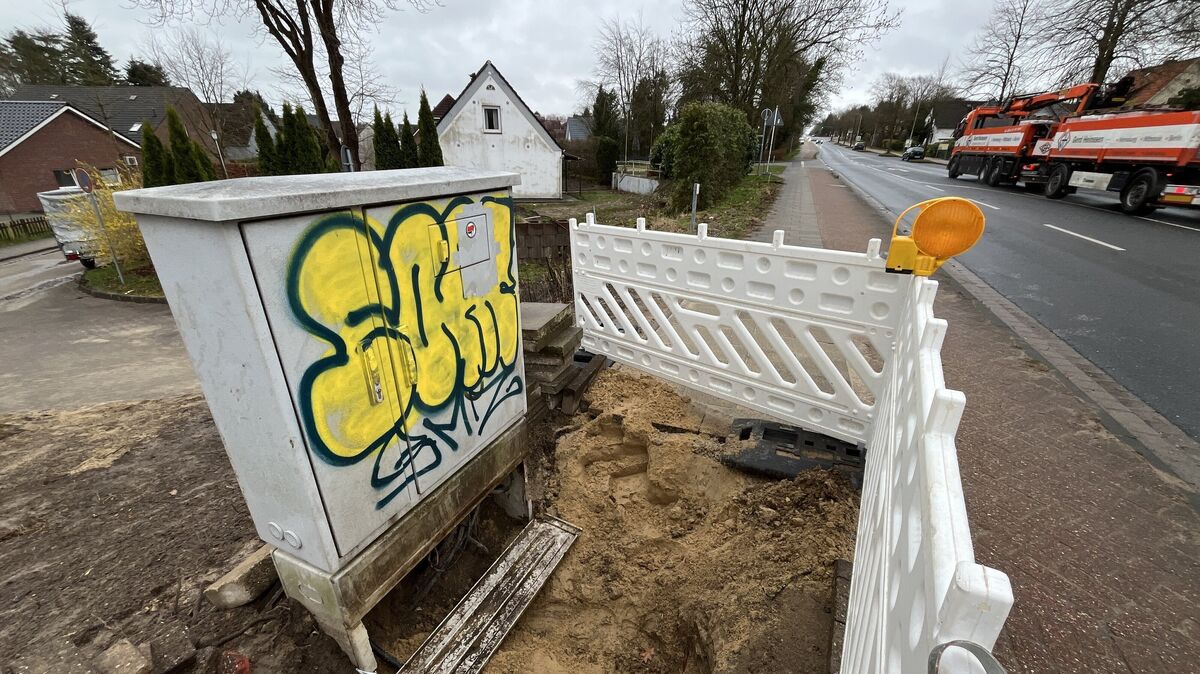 Der Stromkasten musste am 23. März vom Netz genommen werden. Seither ist auch die Ampel in Höhe Köthnerweg (gleich rechts, hier nicht im Bild) außer Betrieb - ein Risiko für Fußgänger, insbesondere Schülerinnen und Schüler. Foto: Reese-Winne