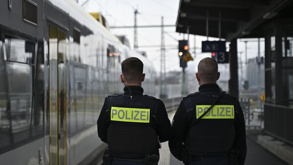 Gewalttätiger Vorfall im Zug nach Bremerhaven: Mann wirft Steine und bedroht Personal